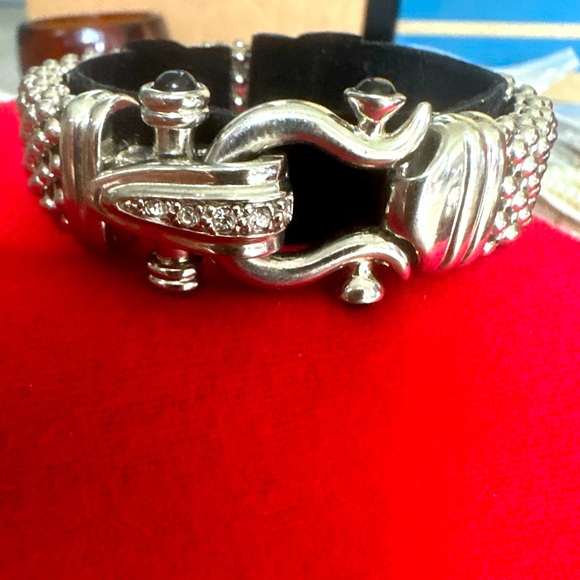 SILVER HORSESHOE With PAVE  CRYSTALS CLASP - Picture 2 of 8